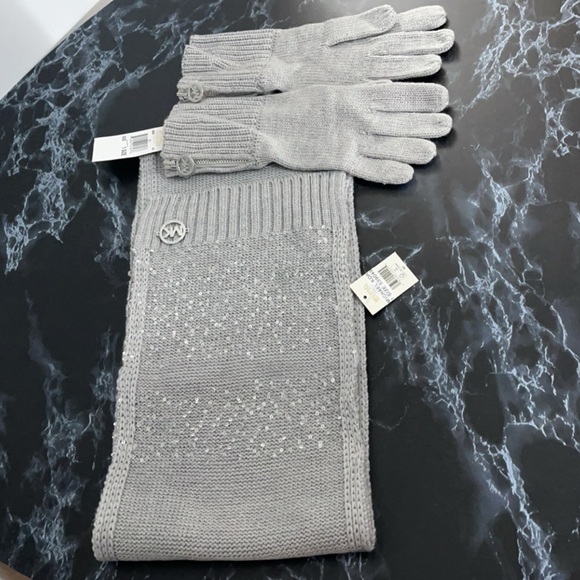 MICHAEL MICHAEL KORS Scarf And Gloves Set Sequins in Gray / Silver AUTHENTIC NWT - Picture 1 of 7